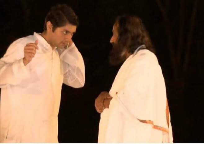 विषाल मेरानी और गुरुदेव, दी गई तस्वीर में